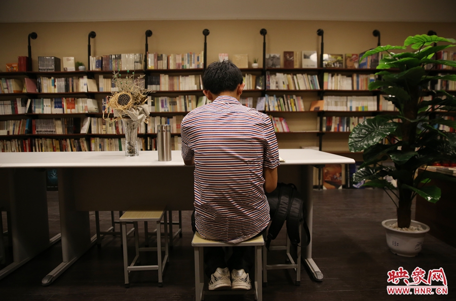 5月23日晚，鄭州一家24小時（周五、周六）書店營業(yè)。慕名而來的客人在看書。