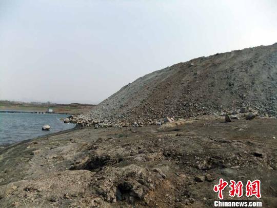 填湖造地，在鴨河水庫非法建設(shè)有越演越烈之勢。吳揚(yáng)　攝