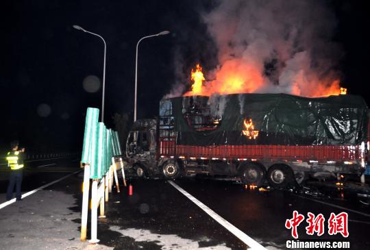 杭瑞高速銅仁段三車(chē)追尾造成3死3傷（圖）