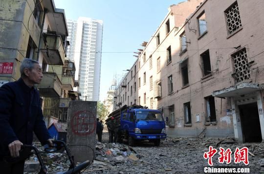一位花甲老人站在即將拆除的樓房旁，默默地與“蘇聯(lián)樓”告別?！〉杂鸺选z