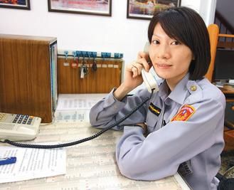 　　27歲的臺(tái)灣高雄市鹽埕區(qū)女警王文君，留一頭俏麗短發(fā)，身高175公分?！堵?lián)合報(bào)》圖