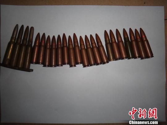 覃某主動上交的23發(fā)子彈。　鐘欣　攝