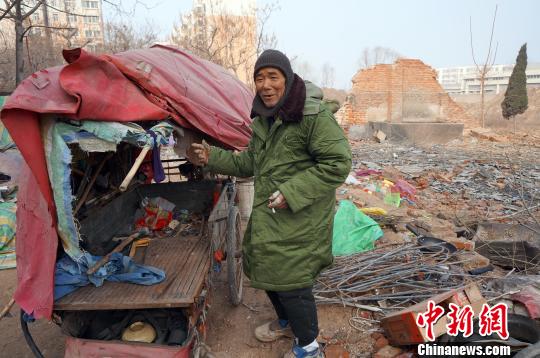 圖為老人向記者講述其生活狀況。周小云 攝