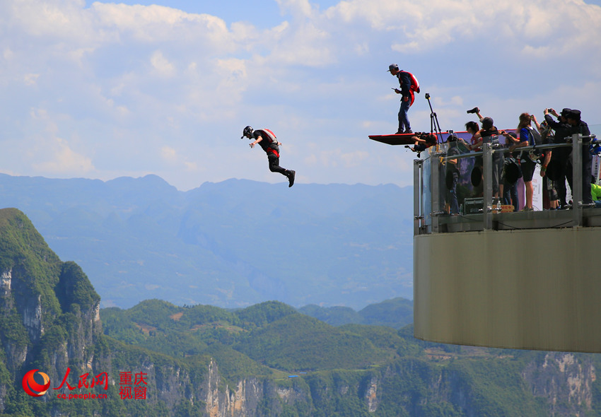28日，2016世界低空跳傘大賽在重慶云陽龍缸景區(qū)正式開賽。圖為選手角逐中。劉政寧 攝