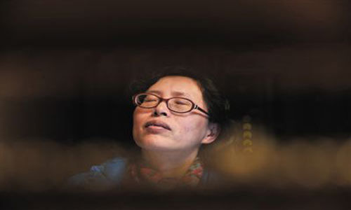 人們將醫(yī)療制度的憤懣情緒，寄托在這個走廊醫(yī)生身上，共同沉浸在受迫害的幻覺之中